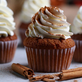 Apple cupcakes with cinnamon topping