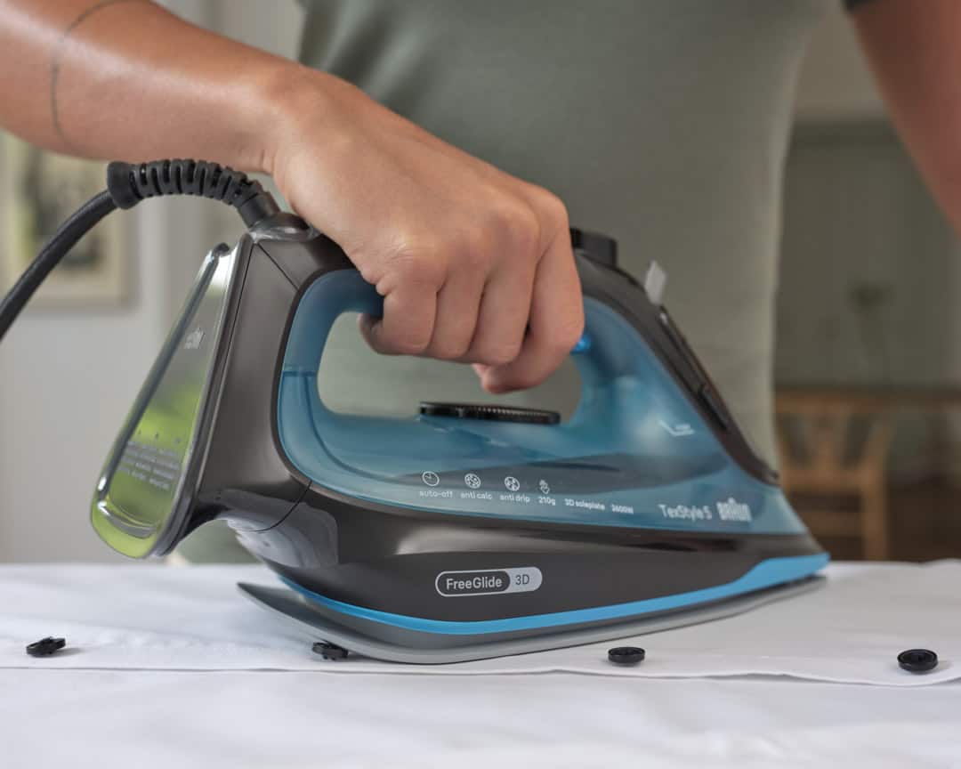 Braun TexStyle 5 Steam iron, black and blue, in use