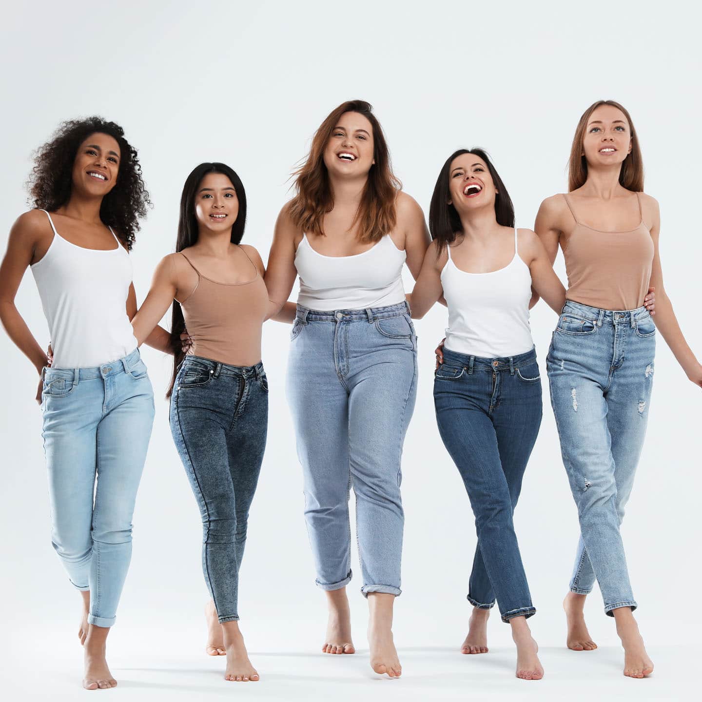 5 kobiet w różnych krojach spodni jeansowych